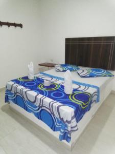 比亚维森西奥Hotel Villa Luna del Llano的床上有蓝色和白色的毯子