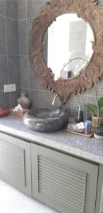 塞米亚克Beautiful Villa Indah的浴室的柜台配有镜子和水槽