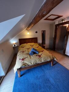Llanrhaeadr-ym-MochnantAnnie’s Cottage的一间卧室配有一张蓝色地毯的床