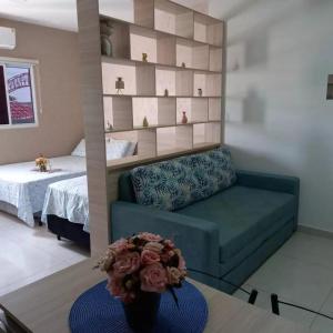 奥林匹亚Residencial Flats Botanicus 1的客厅配有沙发和1张床