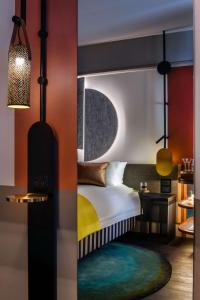 纽卡斯尔QT Newcastle的一间卧室配有一张床、一张桌子和一张地毯。