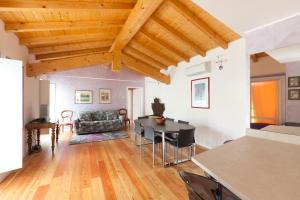 圣费利切德尔贝纳科Barchi Resort - Apartments & Suites的客厅配有桌子和沙发