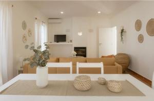 曼塔罗塔Casa da Lota 1º的客厅配有沙发和桌子