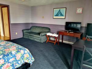 汉普顿汉普顿海滩君威旅馆的酒店客房配有一张床、一把椅子和一张书桌