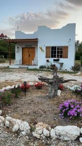 特雷热比奇Azteca Villas的前面有鲜花的小白色房子