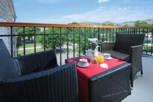 特罗吉尔托里吉尔酒店的阳台上的一张桌子和红色桌布