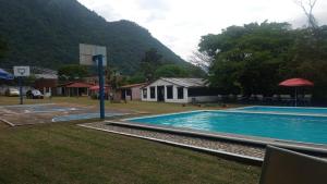 奥里萨巴Multialojamientos Pico de Orizaba的山屋前的游泳池