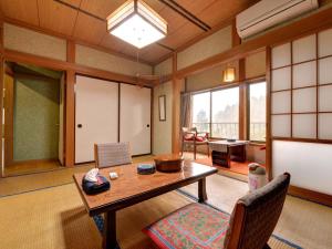 十日町濑户口旅馆的一间客房内配有桌椅的房间