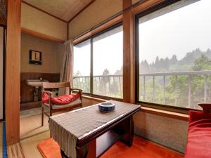 十日町濑户口旅馆的客房设有桌子、椅子和窗户。