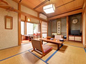 十日町濑户口旅馆的客厅配有木桌和椅子
