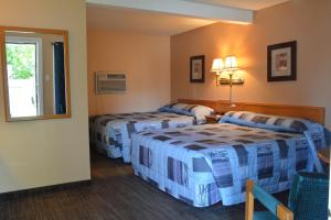 布雷斯布里奇布瑞斯布里奇酒店的酒店客房设有两张床和窗户。