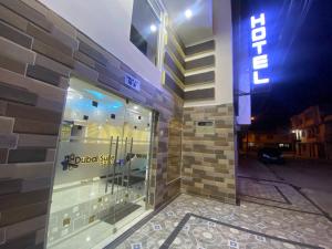 帕斯托Hotel Dubai Suite的一座建筑,上面有玻璃门,上面有标志