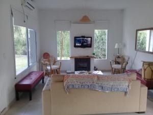 拉班达Los Aguarybayes的带沙发和电视的客厅