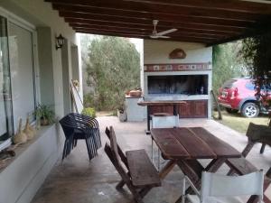拉班达Los Aguarybayes的一个带桌椅和烧烤架的庭院