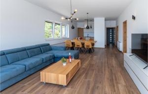 布拉采Stunning Home In Blace With Wifi的客厅配有蓝色的沙发和桌子