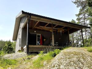 乌德瓦拉Holiday home UDDEVALLA XXVIII的山丘上带门廊的小房子