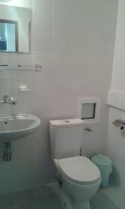 普罗夫迪夫罗多彼酒店的白色的浴室设有卫生间和水槽。