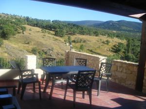 Valle de San PedroLa Tejada del Valle的美景阳台配有蓝色的桌椅