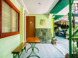 宿务OYO 166 Maanyag Pension House的客房设有木桌和窗户。