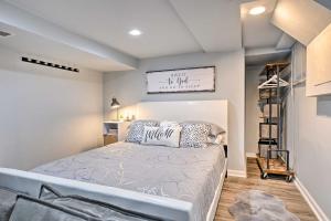 Stylish DC Studio about 5 Mi to National Mall!客房内的一张或多张床位