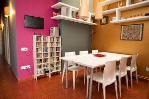 巴塞罗那蓝色度假屋的一间配备有白色桌椅的用餐室