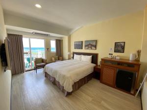 南湾乐逸行旅南湾馆 的酒店客房设有一张床和一个阳台。