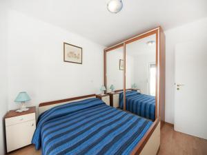 布尔纳Bertie's Lodge的一间卧室配有蓝色的床和镜子