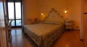 托斯科拉诺-马德尔诺Garda Sol SPA Hotel & Appartamenti的一间卧室设有一张大床和一个窗户。