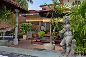 尼甘布阿玉波湾旅馆的一座房子前面的小男孩雕像
