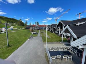 特吕西尔Trysilfjell Apartment Hotel的享有带桌椅的建筑的空中景致