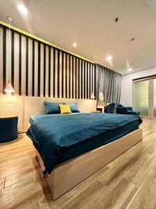 隆海Oceanami 5 Bedrooms Private Pool的一间卧室配有一张带蓝色毯子的大床