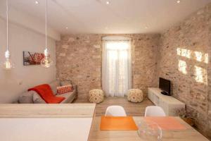 赫罗纳Apartamento histórico en el Barri Vell Girona的一间设有砖墙的客厅