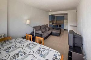 赫罗纳Apartamento con parking privado en Girona的一间带床和沙发的房间和一间客厅
