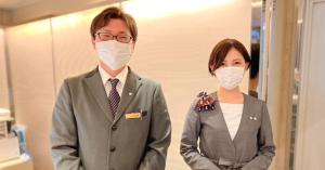 名古屋名古屋伏见勃朗峰酒店 的戴面具的男人和女人