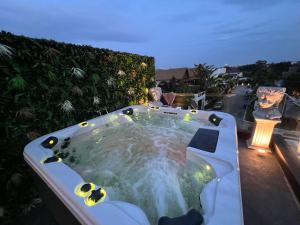 乔木提恩海滩NEW 2022 Grand Deluxe ART Pool Villa的房屋屋顶上的按摩浴缸