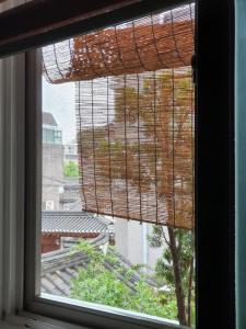 首尔西村旅馆的享有大楼景致的窗户
