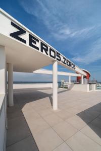 利尼亚诺萨比亚多罗Zero5.Zero5的建筑的一边和海洋的标志