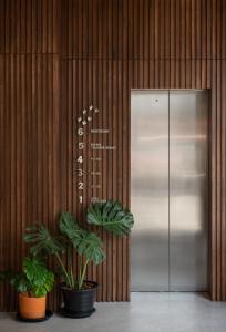 曼谷Goose Living的门前有两株植物的电梯