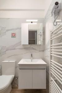 约阿尼纳My Oneiro City Apartments的白色的浴室设有水槽和卫生间。