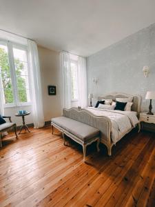 Caux-et-SauzensKarma Chateau de Samary的一间卧室设有一张大床,铺有木地板。