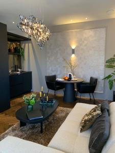 NistelrodeBrabant Suites的客厅配有沙发和桌子