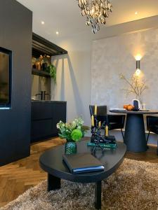NistelrodeBrabant Suites的一间带桌子的客厅和一间餐厅