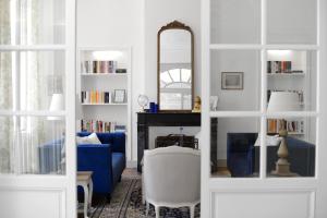 Caux-et-SauzensKarma Chateau de Samary的客厅配有蓝色的沙发和镜子