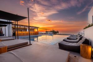 普拉坦斯Atermono Boutique Resort & Spa的别墅 - 带游泳池,享有日落美景