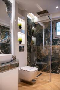 新马尔马拉斯SithoniaRS Luxury Ground Floor Apartment With Private Garden的带淋浴、卫生间和盥洗盆的浴室