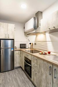 格拉纳达My Granada Garden - Mimosa studio的厨房配有不锈钢冰箱和橱柜