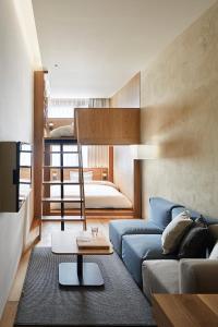 东京MUJI HOTEL GINZA的带沙发和双层床的客厅