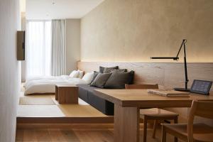 东京MUJI HOTEL GINZA的客厅配有床和桌子