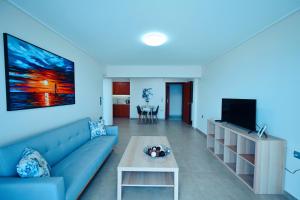 梅里逊NEW TIMES SEAFRONT HOTEL APARTMENTS MELISSI的带沙发和电视的客厅