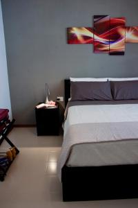 里米尼Residenza Palmina的一间卧室配有一张床和一张边桌